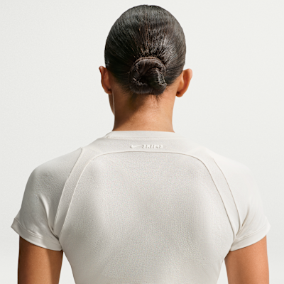 NIKE公式】NikeSKIMS Airy ウィメンズ ベビー Tシャツ.オンライン